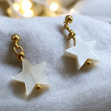 Charger l'image dans la galerie, Boucles d'oreilles Etoiles en nacre nacre naturelle blanche
