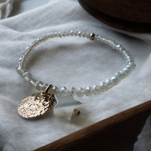 Charger l'image dans la galerie, Bracelet scintillant en perles de cristal avec étoile en nacre et or fin