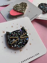 Charger l'image dans la galerie, Pins en cuir pailleté - Accessoire brillant en forme de Coeur, Nuage, Lune ou Chat