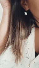 Charger l'image dans la galerie, Boucles d'oreilles Etoiles en nacre nacre naturelle blanche