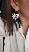 Charger l&#39;image dans la galerie, Boucles d&#39;oreilles coeur léopard en acétate et créoles dorées - Bijoux tendance et chic
