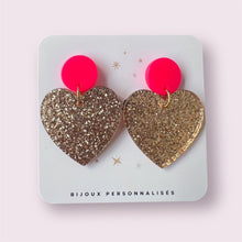 Charger l&#39;image dans la galerie, Boucles d&#39;oreilles acetate coeur pailleté doré et rond rose néon - Bijoux audacieux et glamour
