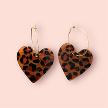 Charger l&#39;image dans la galerie, Boucles d&#39;oreilles coeur léopard en acétate et créoles dorées - Bijoux tendance et chic
